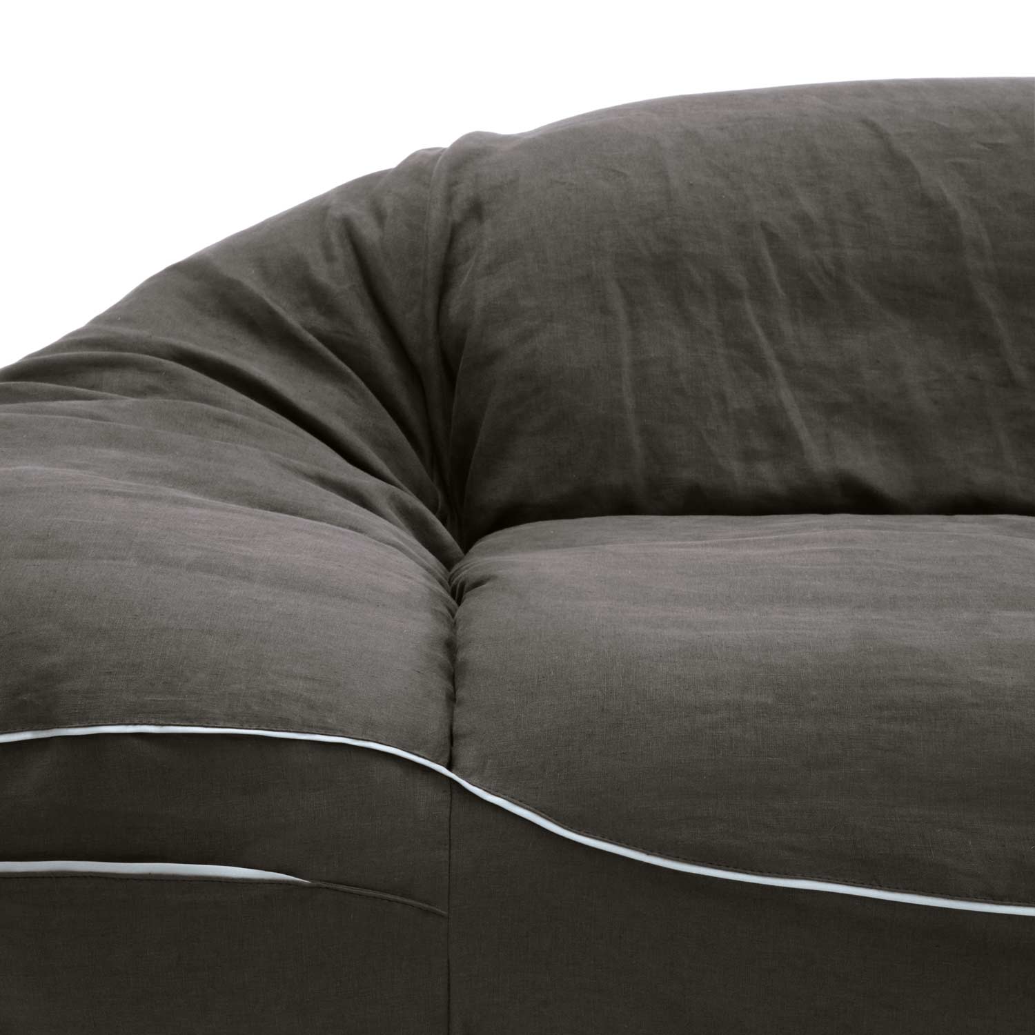 Clever Details: Inbuilt Pockets for Convenience