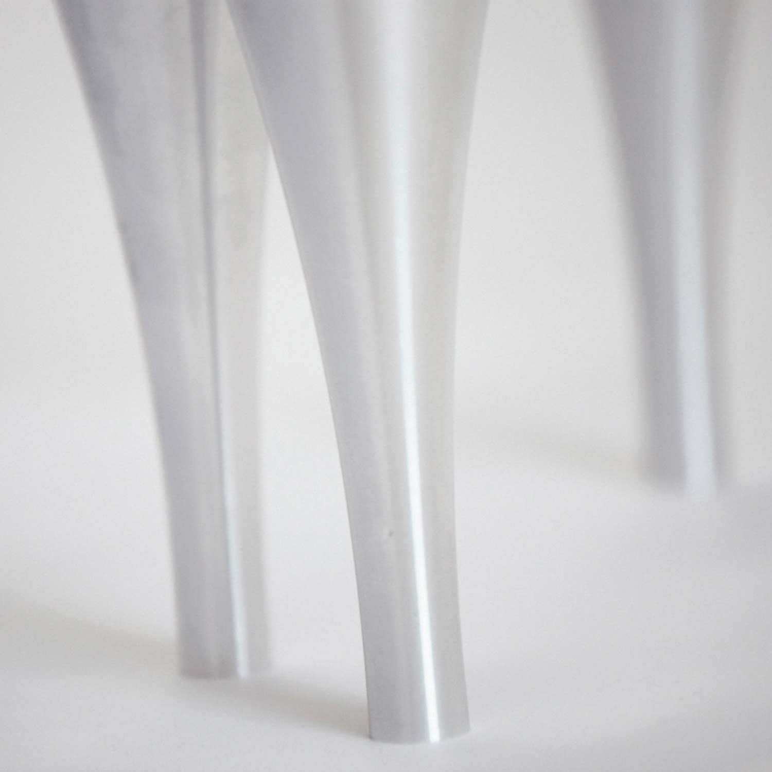 Sophisticated Lines and Elegant Slim Feet.