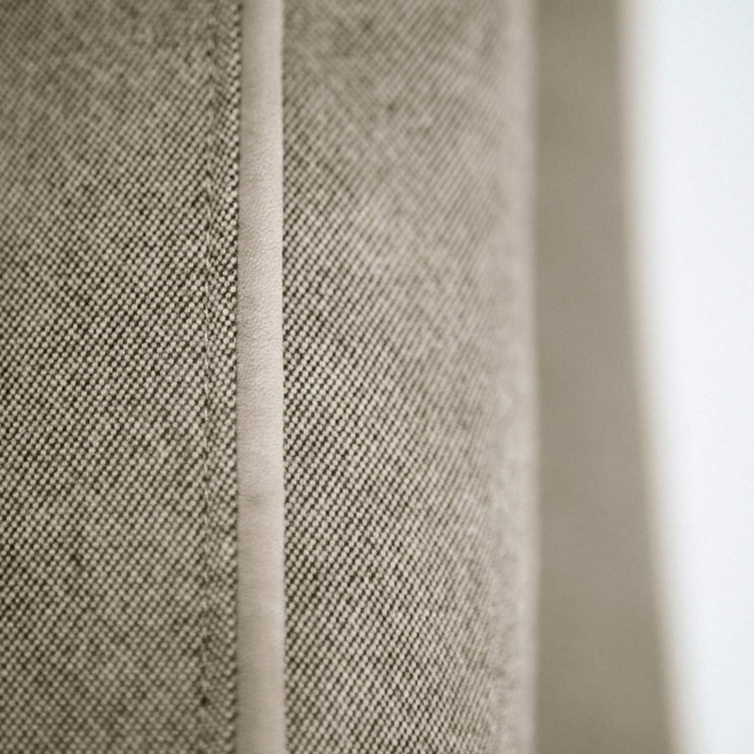 Contrasting Stitching Detail: Artistry of Casquet Classic