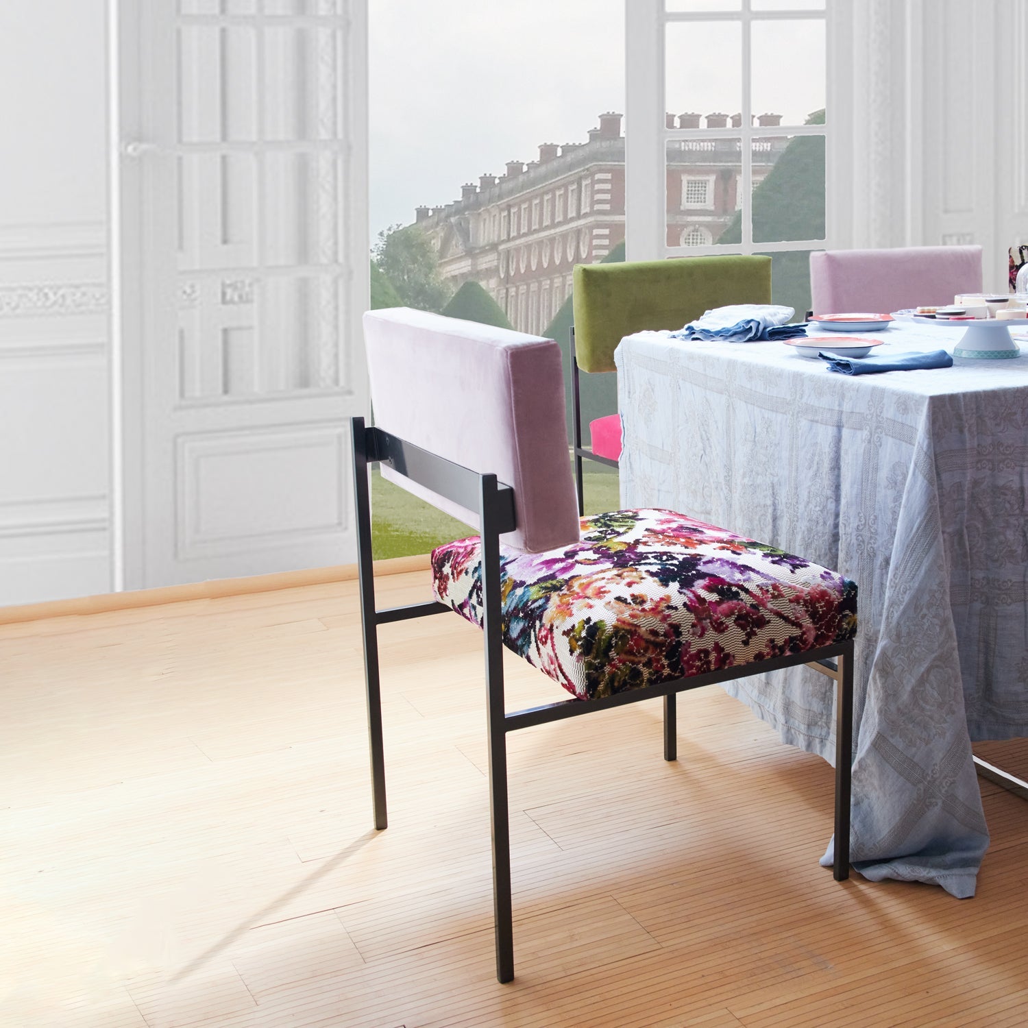 Comfortable and eco-conscious Aurea chair in flowered cotton velvet